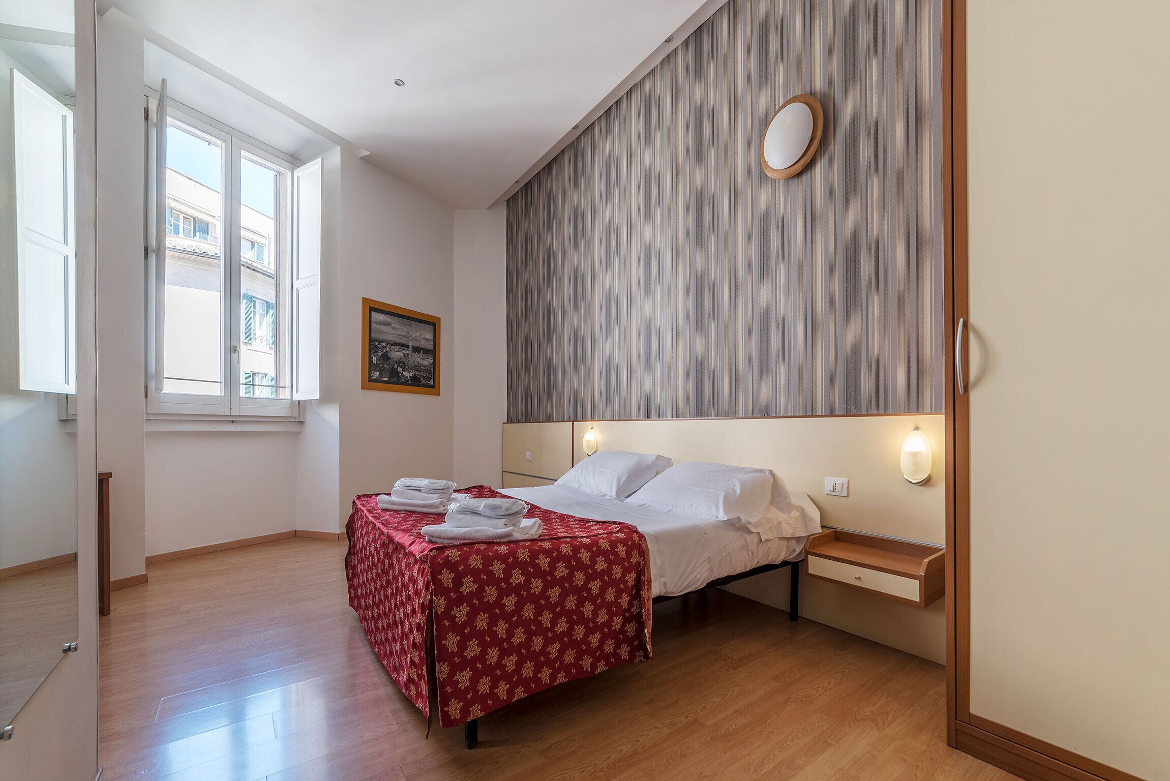 2 bedrooms, premium bedding, minibar, desk