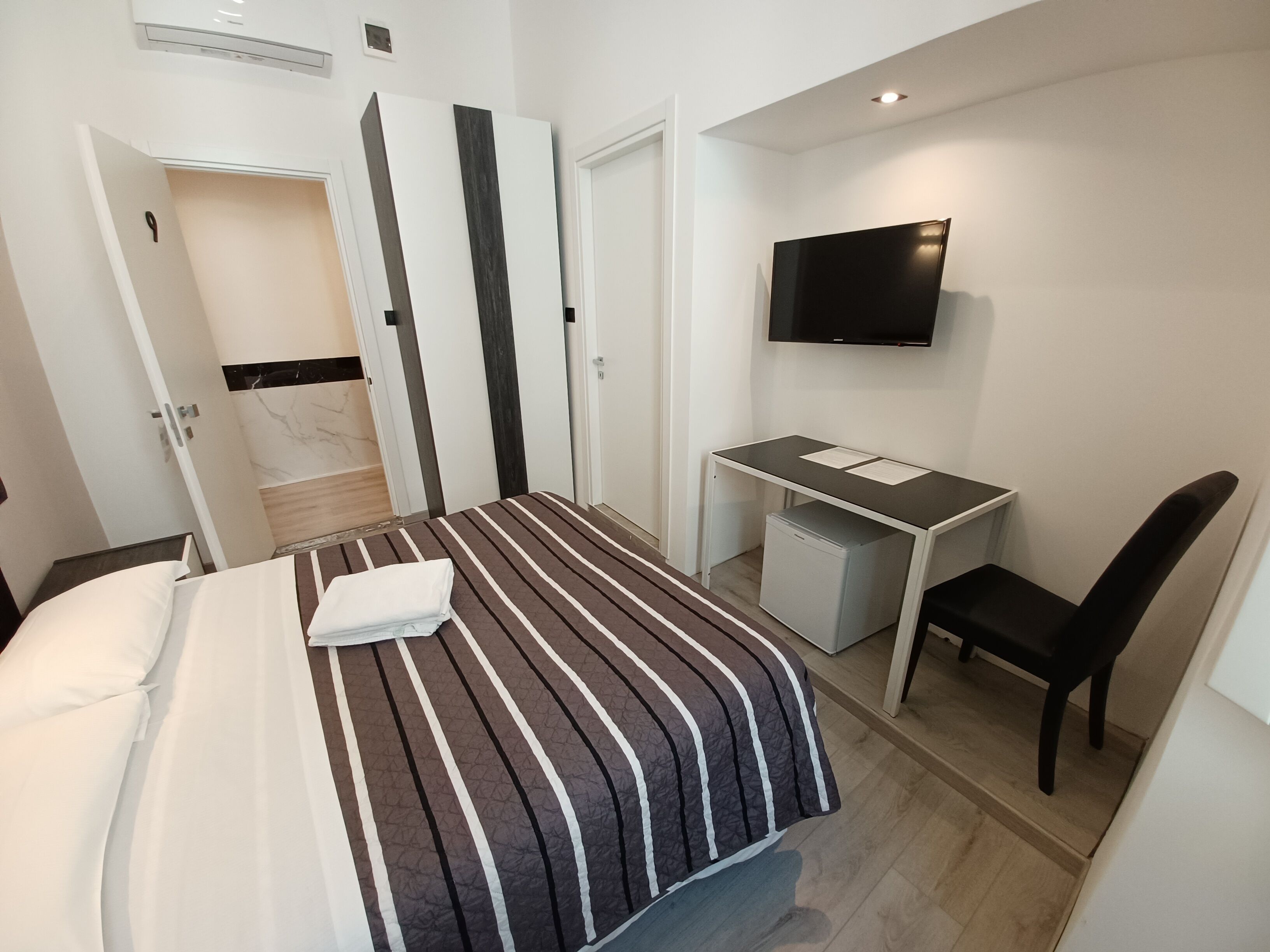 standard double room | 2 bedrooms, premium bedding, minibar, desk