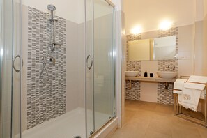 Værelse | Badeværelse | Bruser, gratis toiletartikler, hårtørrer, bidet
