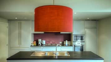 Casa, 3 habitaciones | Cocina privada | Refrigerador con congelador, microondas, horno y parrilla de estufa