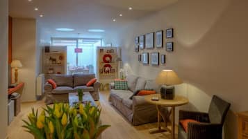Casa, 3 habitaciones | Área de sala de estar | Televisión de pantalla plana