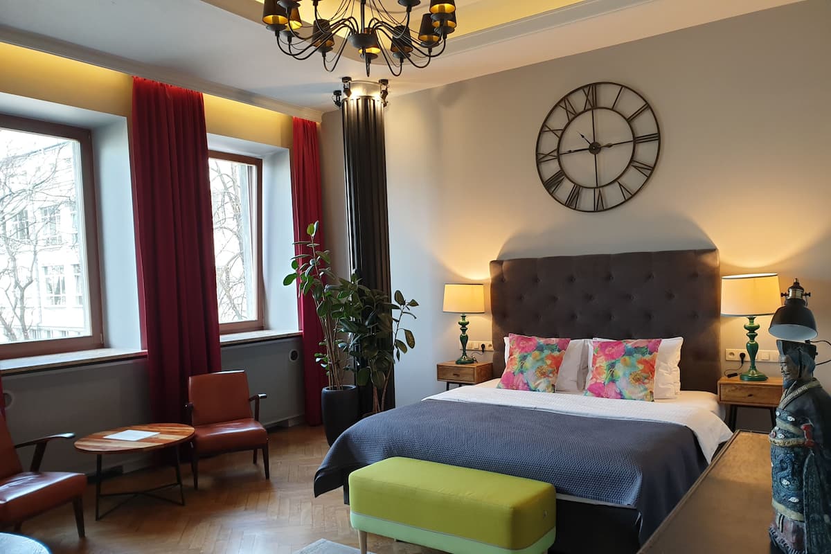 Deluxe Apartment, Kitchen | In-room safe, individually decorated, individually furnished