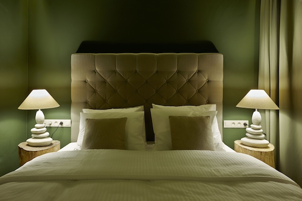 Estudio | Caja de seguridad en la habitación y decoración personalizada