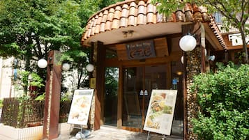 Daily buffet breakfast (JPY 1600 per person)