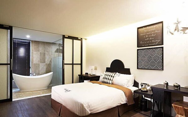 Deluxe Double Room (bigger than most rooms in seoul)