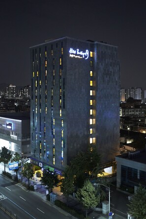 Front of property โ evening/night - Hotel Boutique 9 (Seoul)