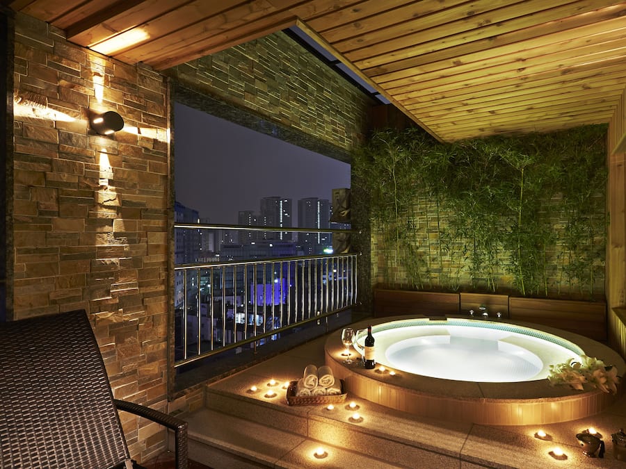 Suite (SPA)-bigger than most rooms in seoul | Indoor spa tub