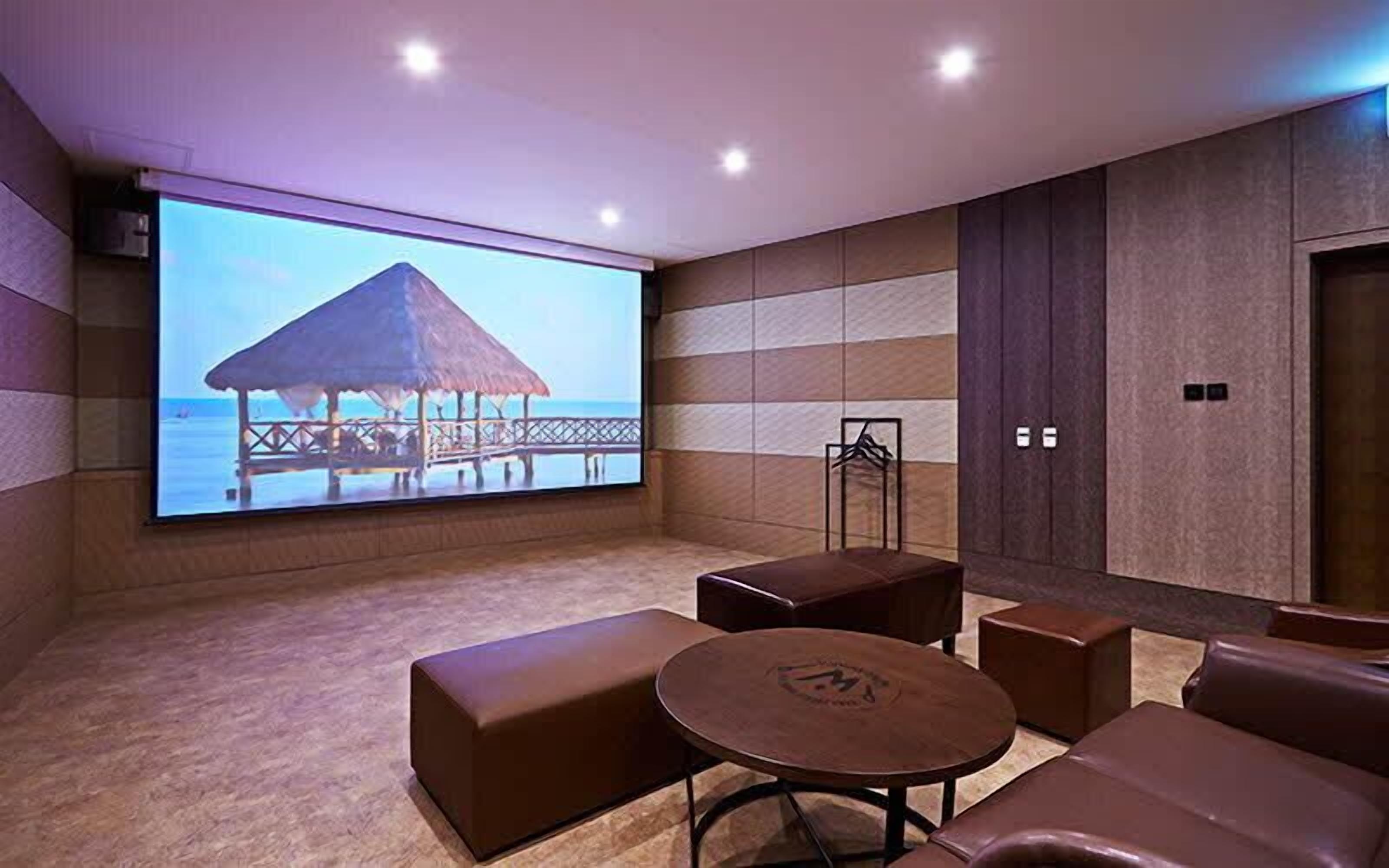 Suite (Multi)- bigger than most rooms in seoul | リビング エリア | 47 インチのLED テレビ (ケーブル放送視聴可)、テレビ、コンピューター