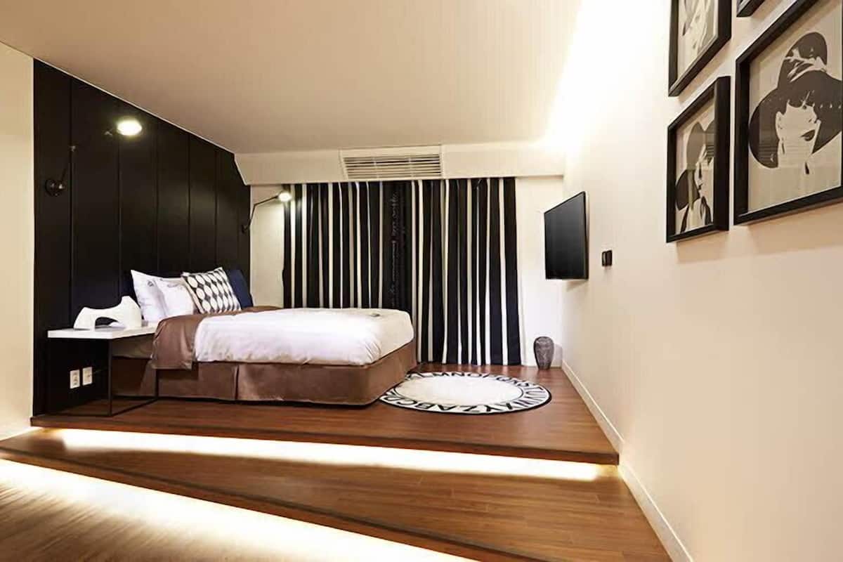 Customized Suite Double (bigger than most rooms in seoul) | 免費迷你吧、書桌、免費無線上網、布置獨特