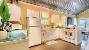 Business Bungalow - The Red House | Private kitchen | Full-sized fridge, microwave, oven, stovetop