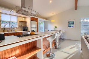 Business Townhome (The Gold Door) | Dapur peribadi | Peti sejuk/penyejuk beku saiz penuh, ketuhar gelombang mikro, ketuhar 