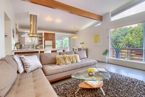 Casa geminada empresarial (The Green Door) | Área de estar | TV de tela plana 49 polegadas com canais digitais, smart TV, Netflix