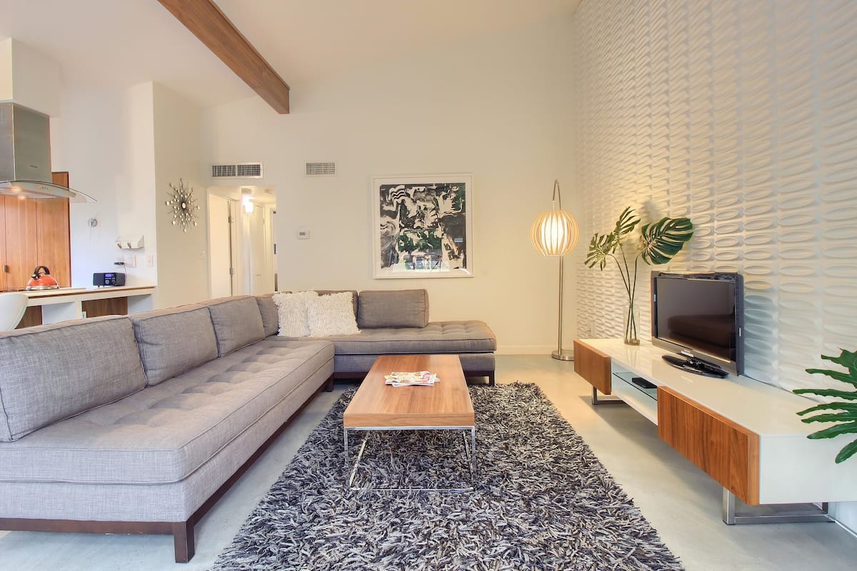 Casa geminada empresarial (The Peach Door) | Área de estar | TV de tela plana 49 polegadas com canais digitais, smart TV, Netflix