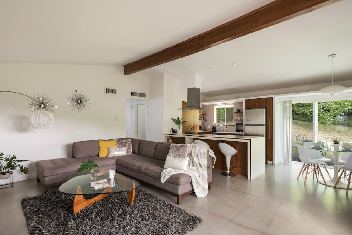 Casa geminada empresarial (The Olive Door) | Área de estar | TV de tela plana 49 polegadas com canais digitais, smart TV, Netflix