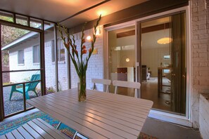 Businesspientalo (The Yellow Door) | Terassi/patio