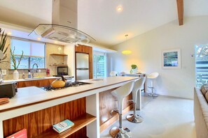 Businesspientalo (The Gold Door) | Yksityinen keittiö | Täysikokoinen jääkaappi, mikroaaltouuni, uuni, liesi