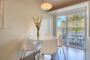 Townhouse (The Peach Door) | Makan di kamar