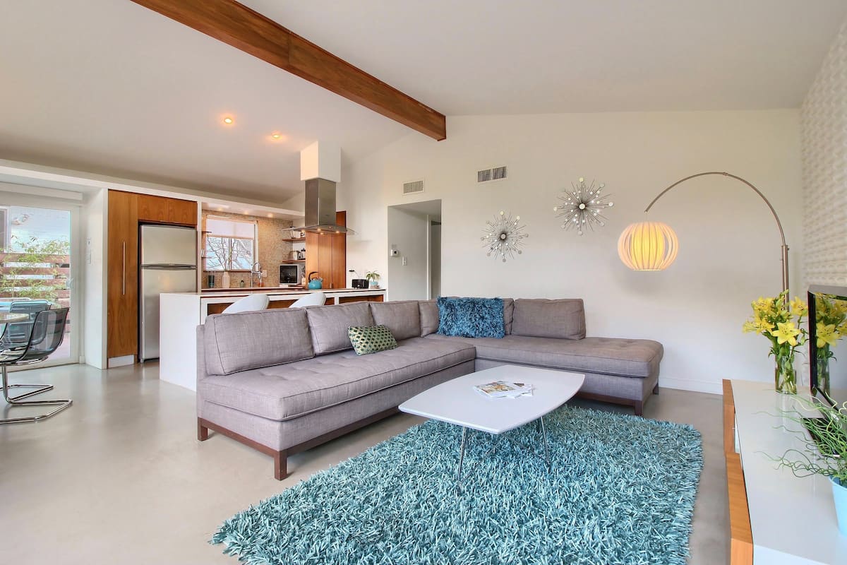 Casa geminada empresarial (The Blue Door) | Área de estar | TV de tela plana 49 polegadas com canais digitais, smart TV, Netflix