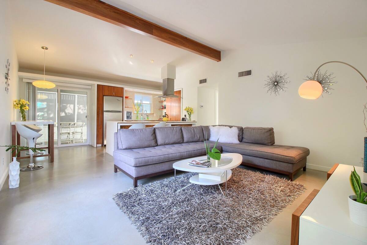Casa geminada empresarial (The Yellow Door) | Área de estar | TV de tela plana 49 polegadas com canais digitais, smart TV, Netflix