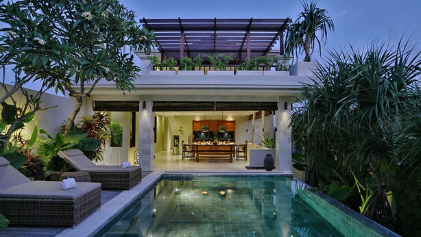 A modern house with a swimming pool, outdoor seating, and a dining area. - Villa Nikara (Canggu)