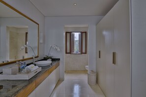 Villa, 3 Bedrooms, Private Pool | Bathroom | Separate tub and shower, deep soaking tub, free toiletries, hair dryer - Villa Nikara (Canggu)