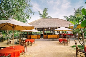 Breakfast, lunch and dinner served  - Sukanusa Luxury Huts (Lembongan Island)