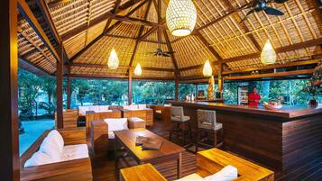 Melayani sarapan dan makan siang dengan sajian masakan internasional