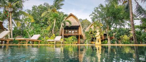 Utomhuspool, parasoller och solstolar