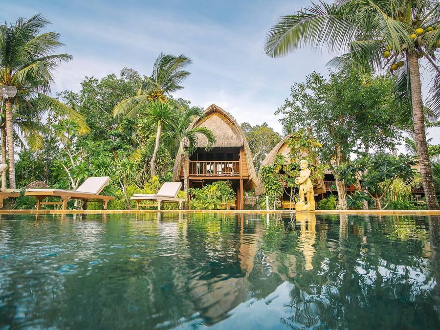 Piscina externa, guarda-sóis, espreguiçadeiras