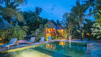 Kolam renang outdoor, dengan payung kolam renang dan kursi berjemur