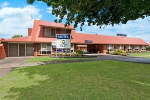 Front of property - AAt 28 Goldsmith Motel (Hamilton)