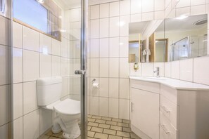 Douche, articles de toilette gratuits, sèche-cheveux
