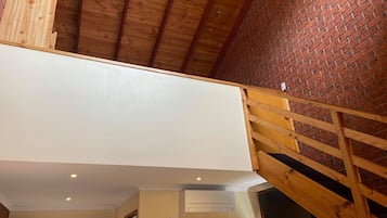Loft (Split Level - Room 11) | 1 sovrum, sängtillbehör av högsta kvalitet, minibar och unika möbler