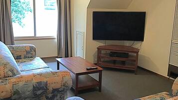 3 Bedroom Apartment | Living area | 40-inch Smart TV with digital channels, TV, Netflix