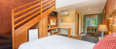 Premium bedding, minibar, individually furnished, laptop workspace