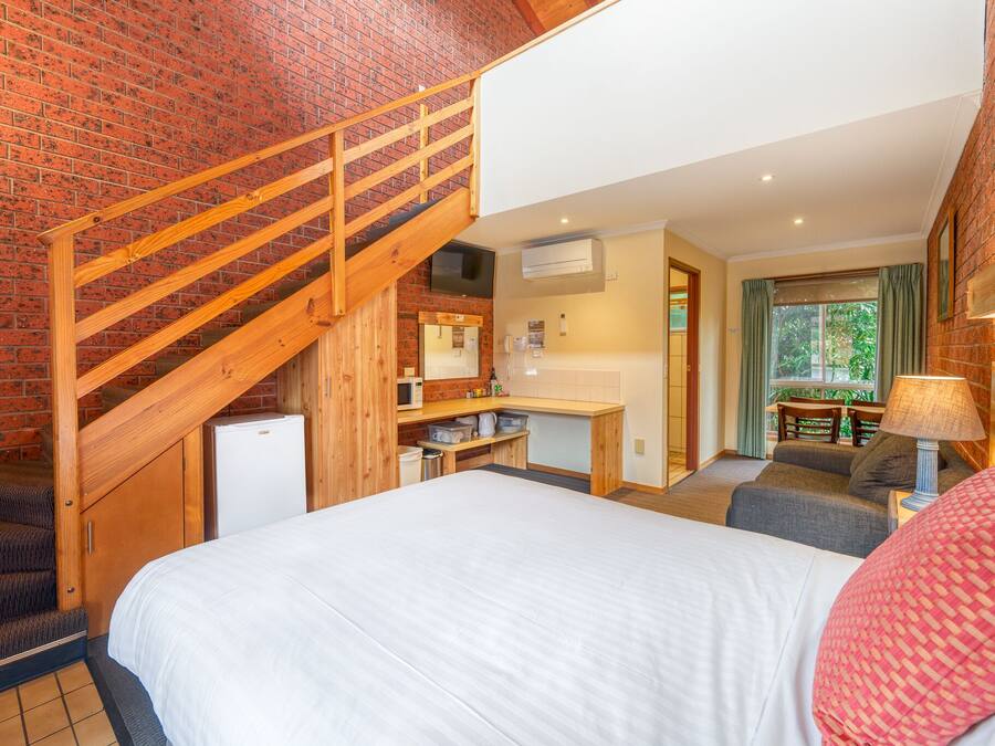 Premium bedding, minibar, individually furnished, laptop workspace