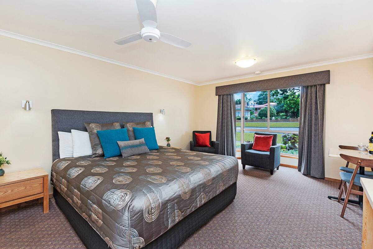 Superior Room | Peralatan tempat tidur premium, bar mini, ruang kerja komputer riba 