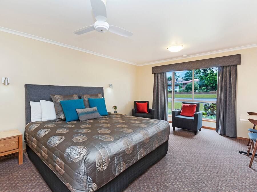 Superior King Room | Premium bedding, minibar, laptop workspace, blackout drapes