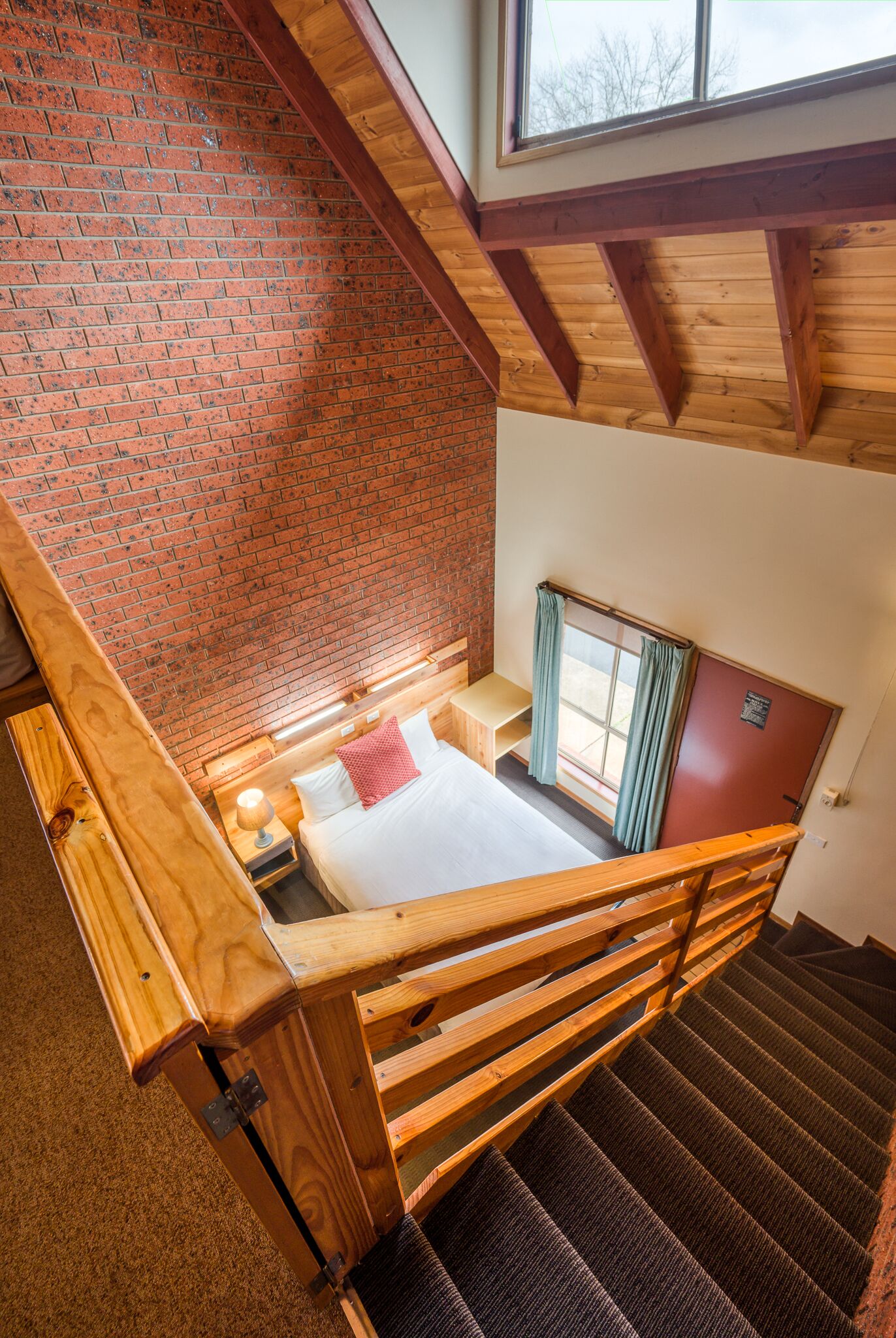 高級寢具、迷你吧、布置獨特、筆電工作空間