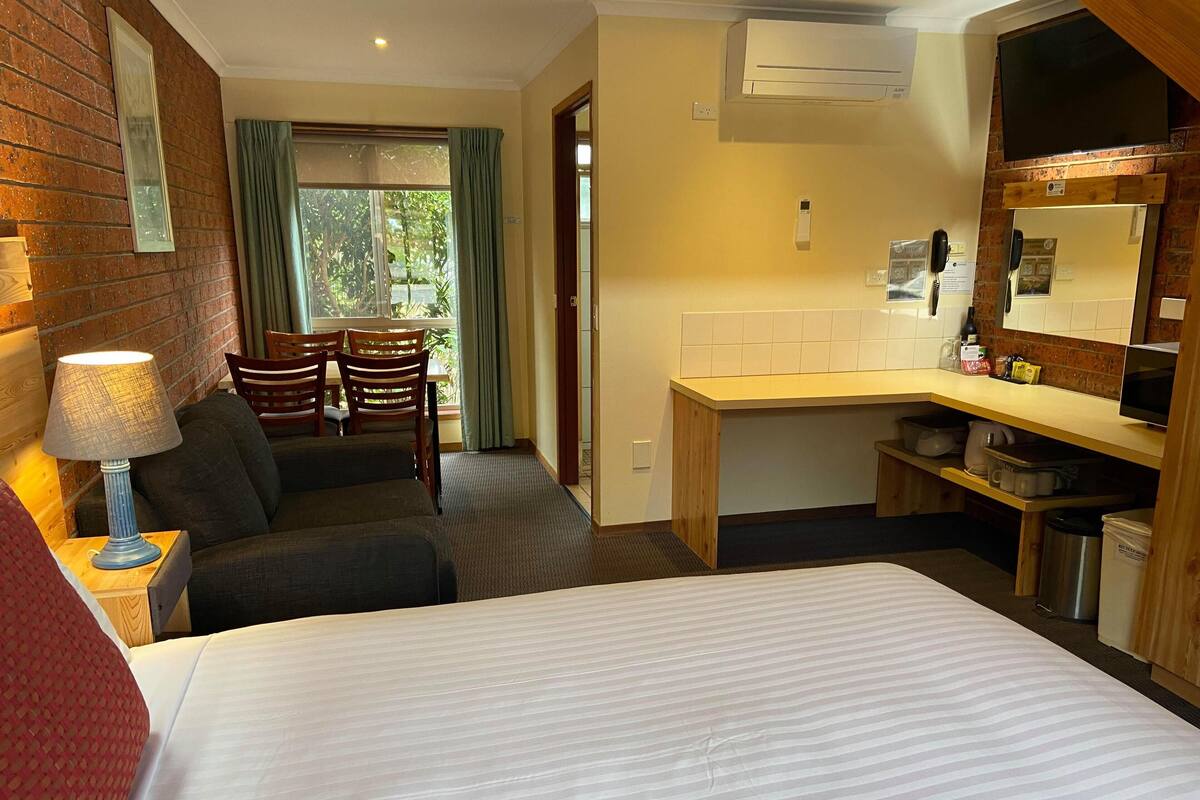 Peralatan tempat tidur premium, bar mini, ruang kerja komputer riba 