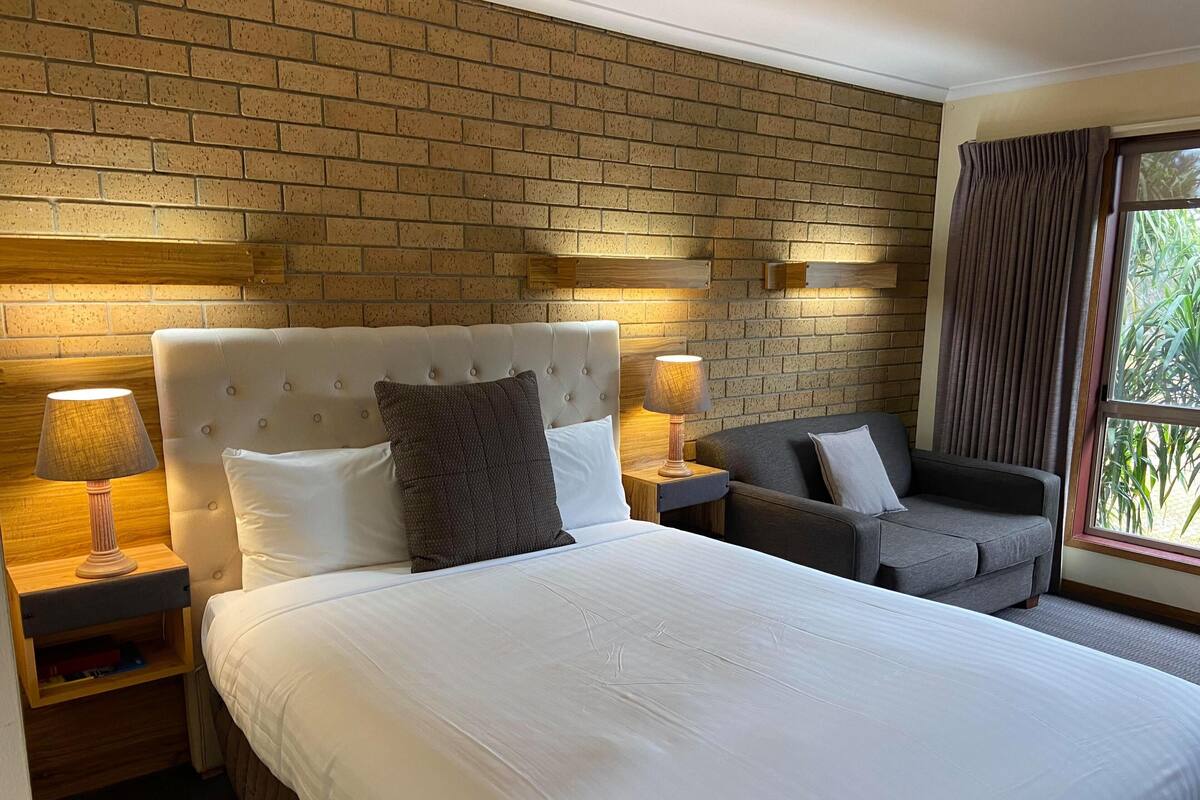 Double Room (Queen) | Peralatan tempat tidur premium, bar mini, ruang kerja komputer riba 