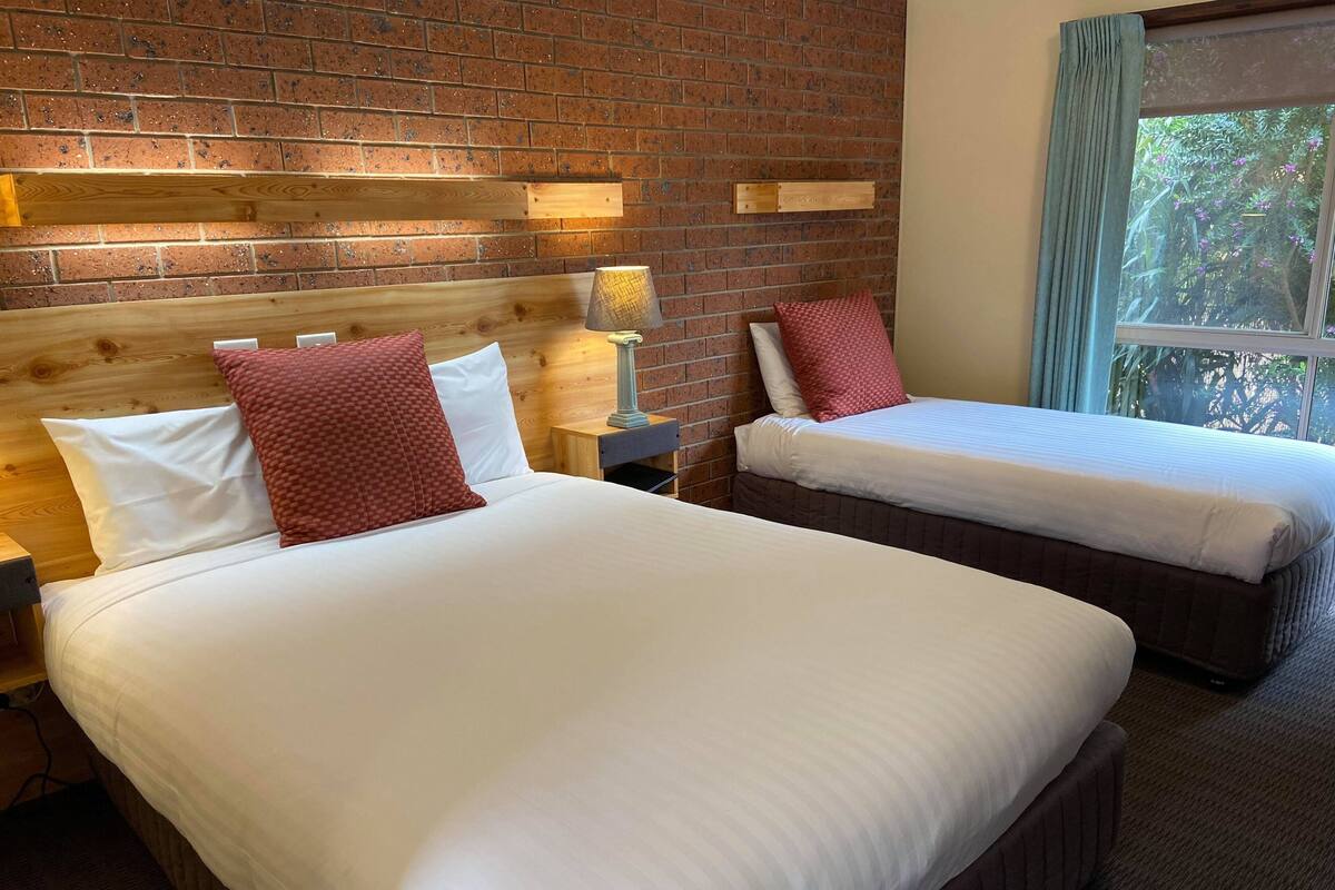 Twin Room (14,15) | Peralatan tempat tidur premium, bar mini, ruang kerja komputer riba 