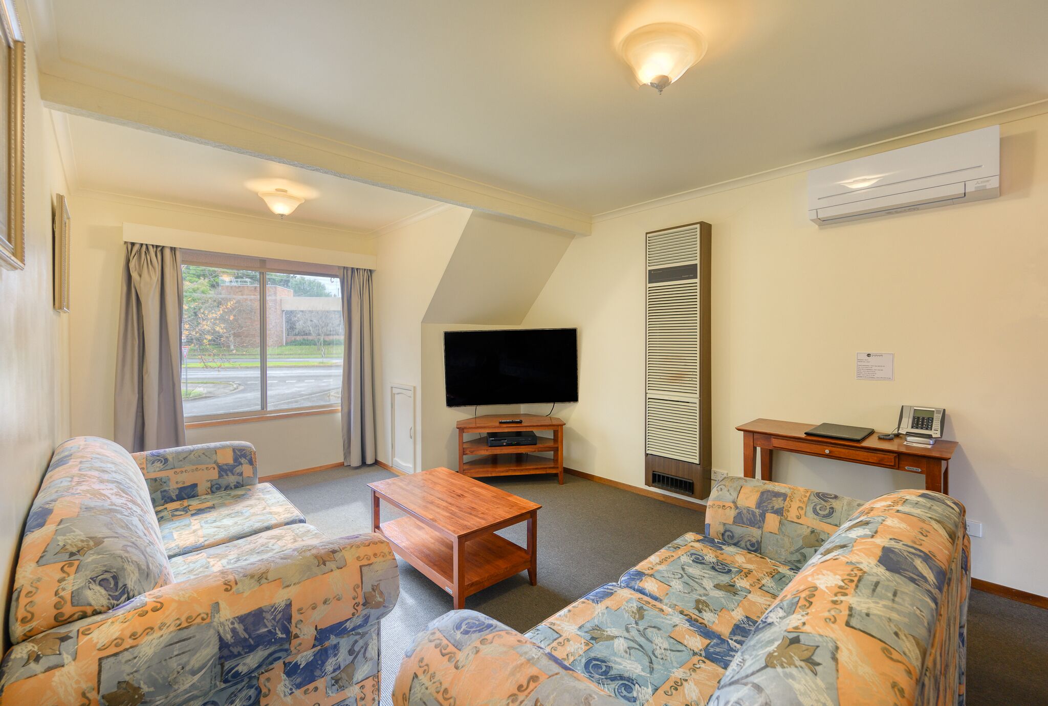 Apartamento, 3 habitaciones | Zona de estar | Smart TV de 40 pulgadas con canales digitales, una televisión