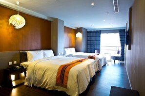 Escritorio, sistema de insonorización, wifi gratis y ropa de cama