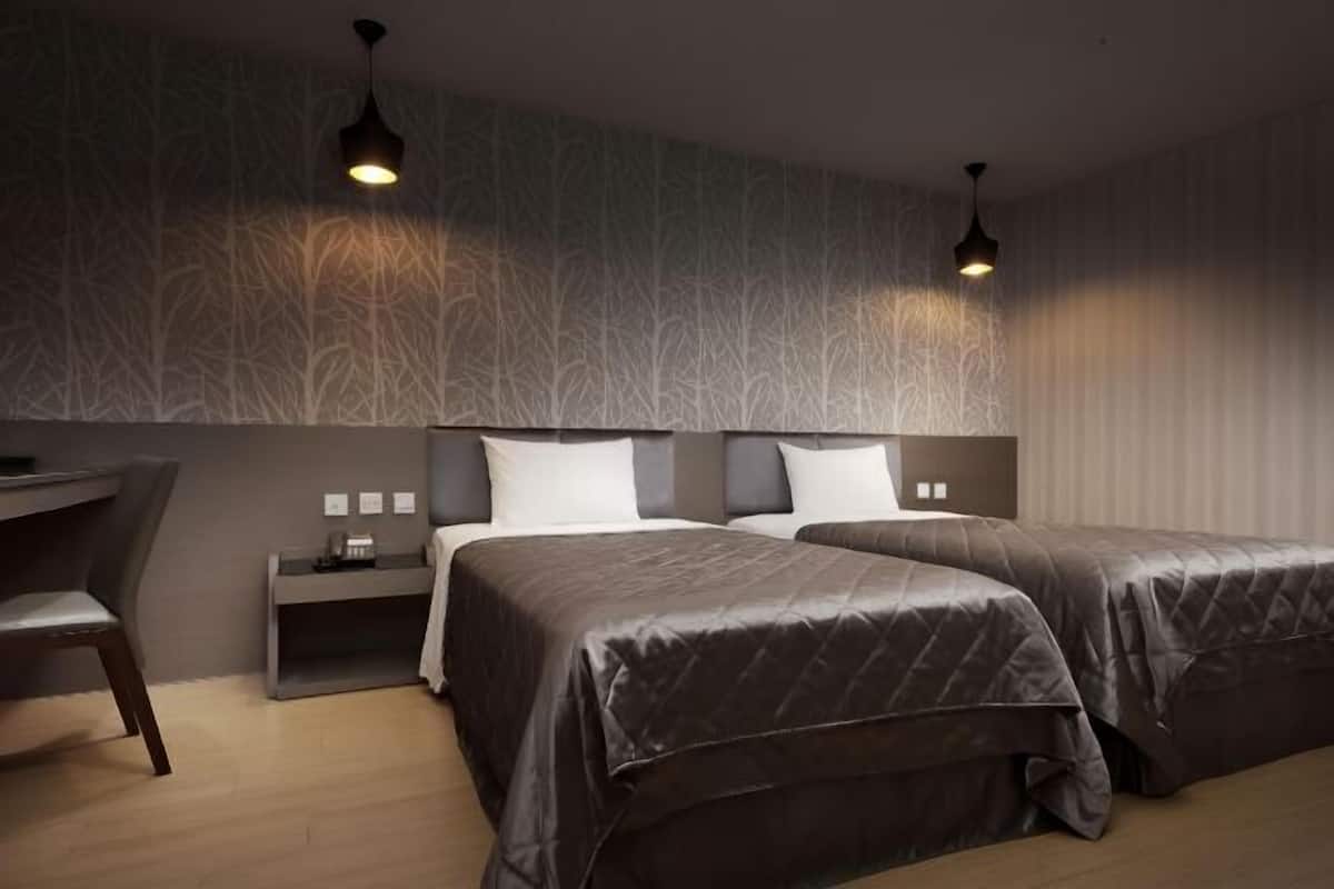 Escritorio, insonorización, wifi gratis y ropa de cama