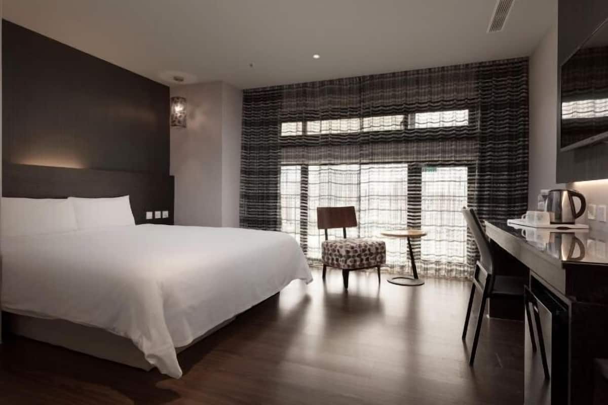 Escritorio, insonorización, wifi gratis y ropa de cama