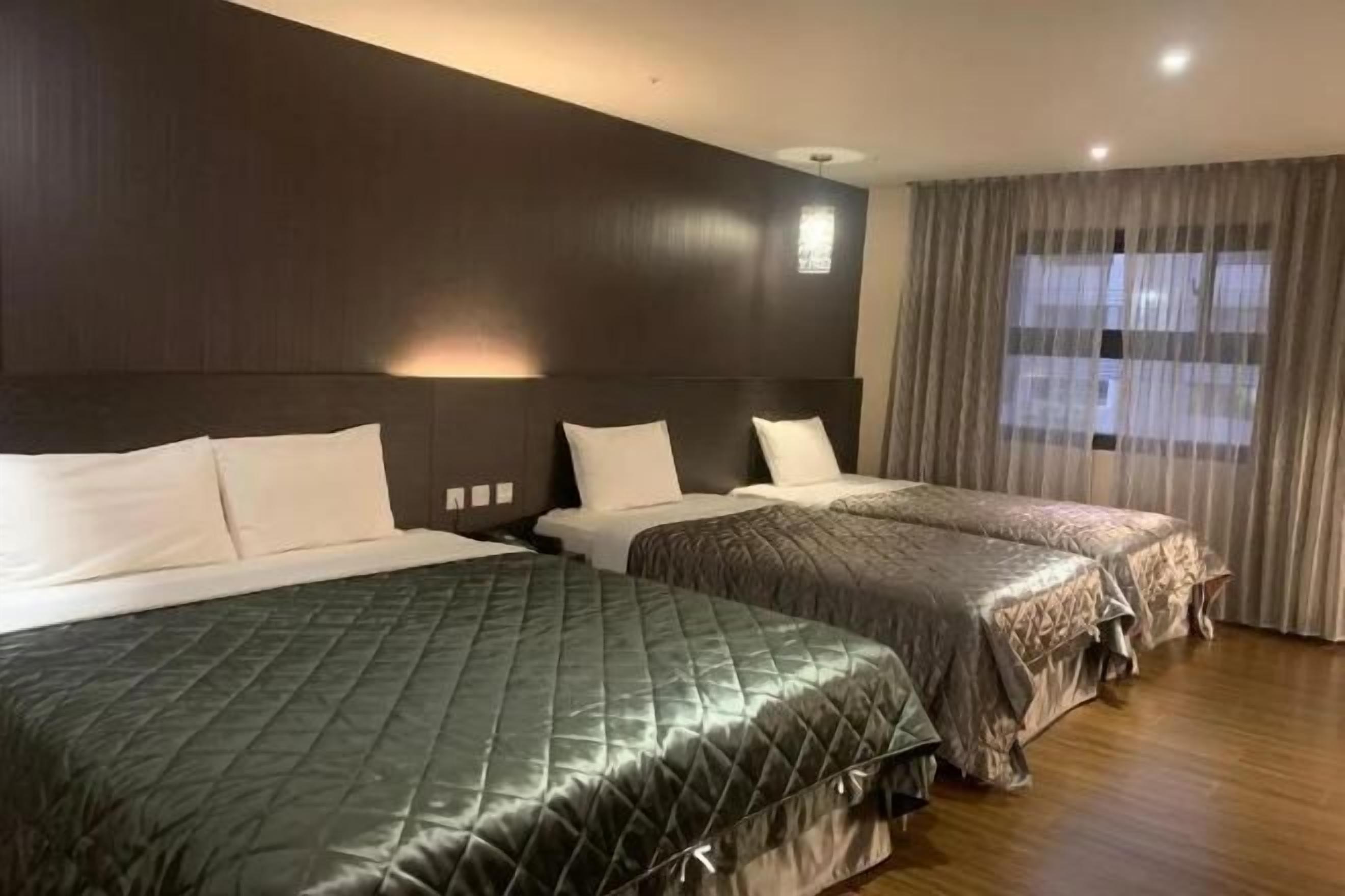 Desk, soundproofing, free WiFi, bed sheets