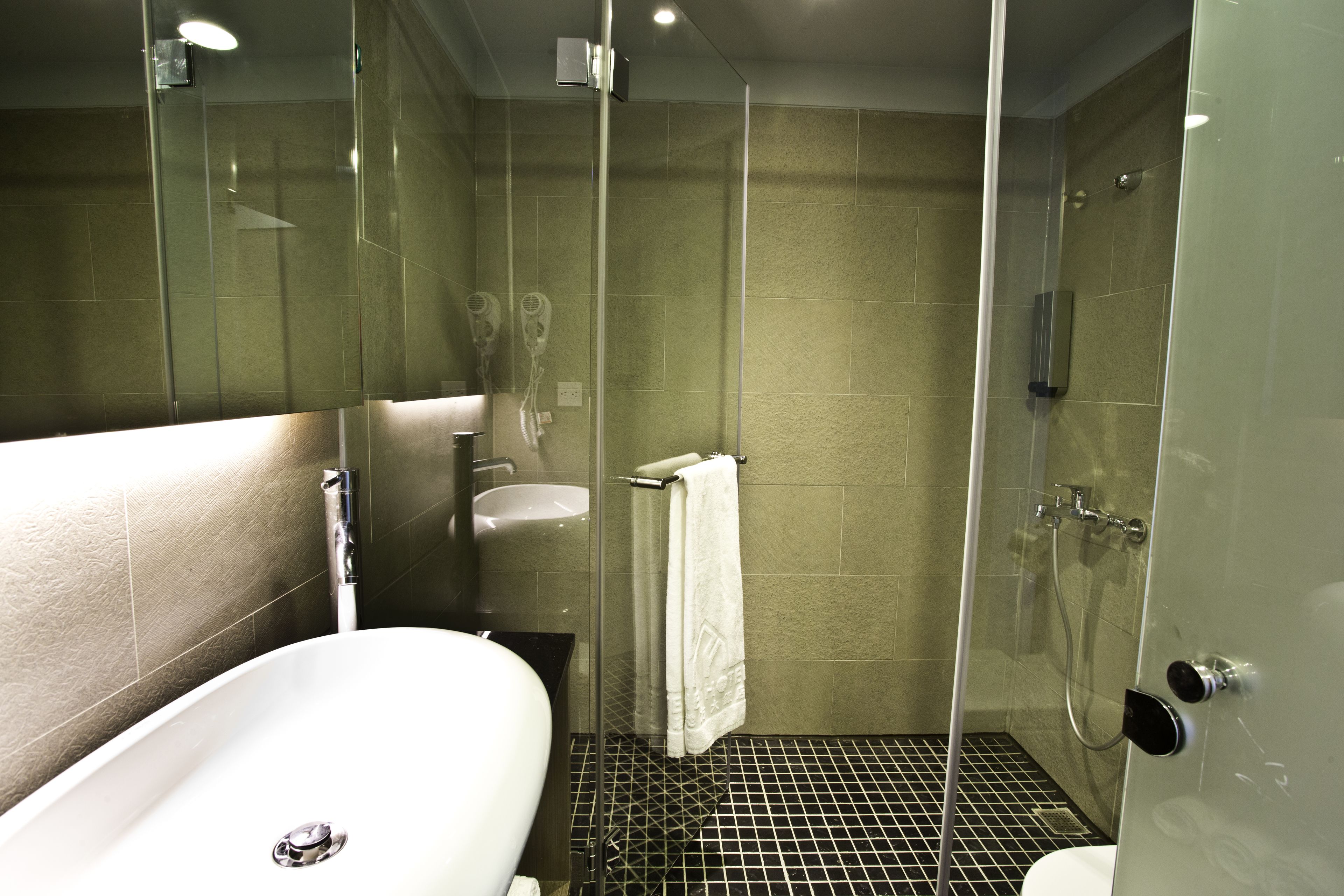 shower, free toiletries, hair dryer, slippers