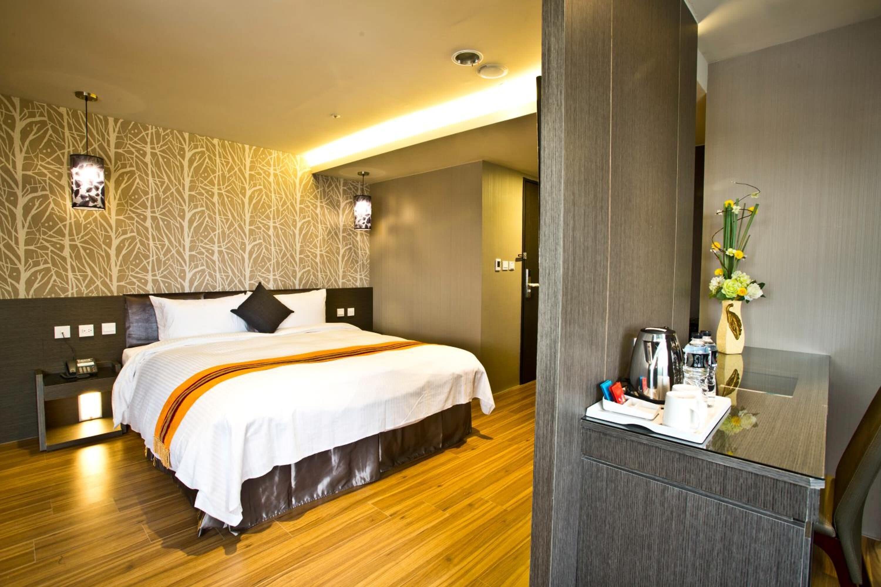 desk, soundproofing, free wifi, bed sheets