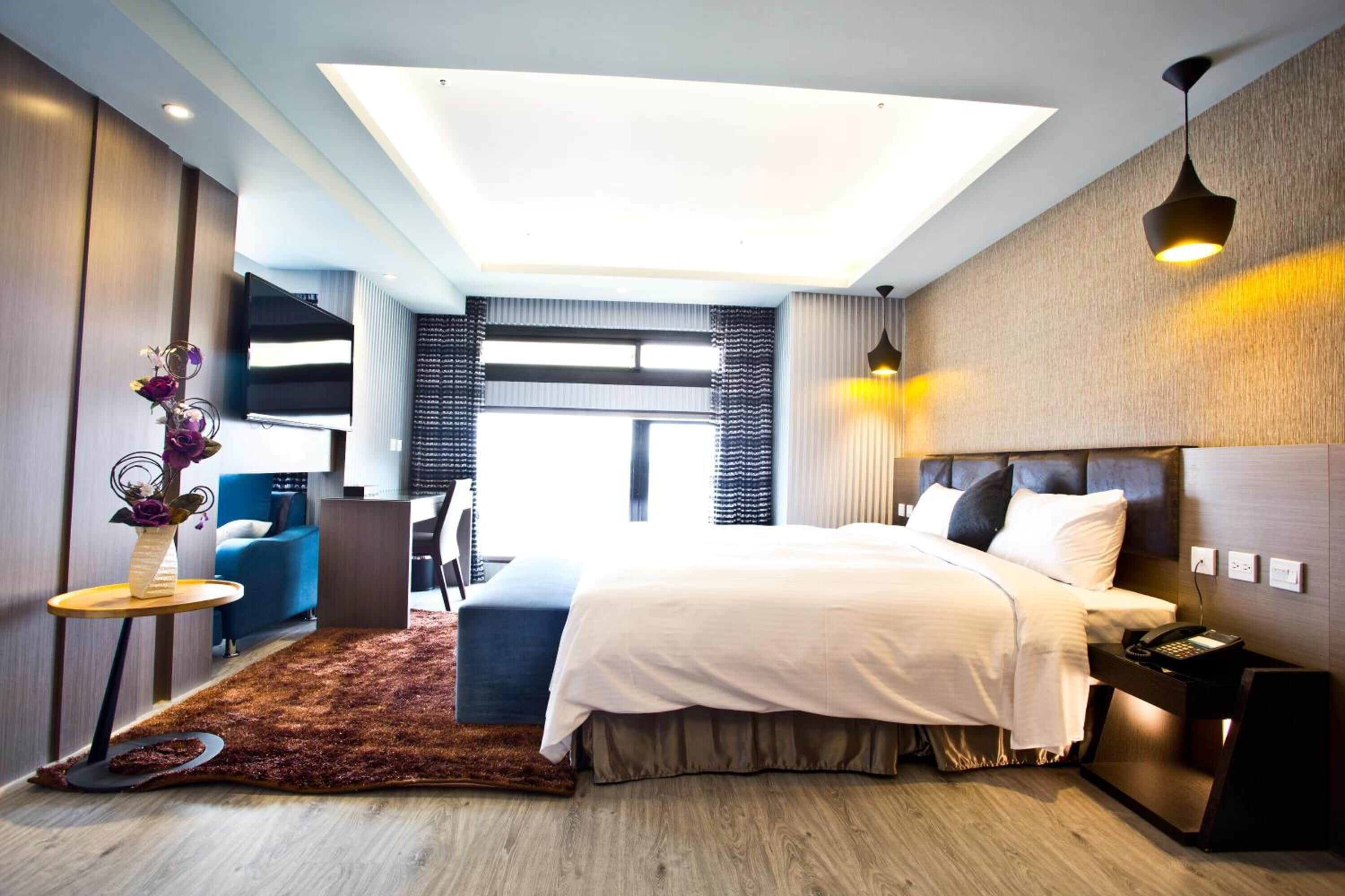 deluxe double room | desk, soundproofing, free wifi, bed sheets